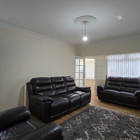 Entire Three Bedroom House In Birmingham Exterior photo